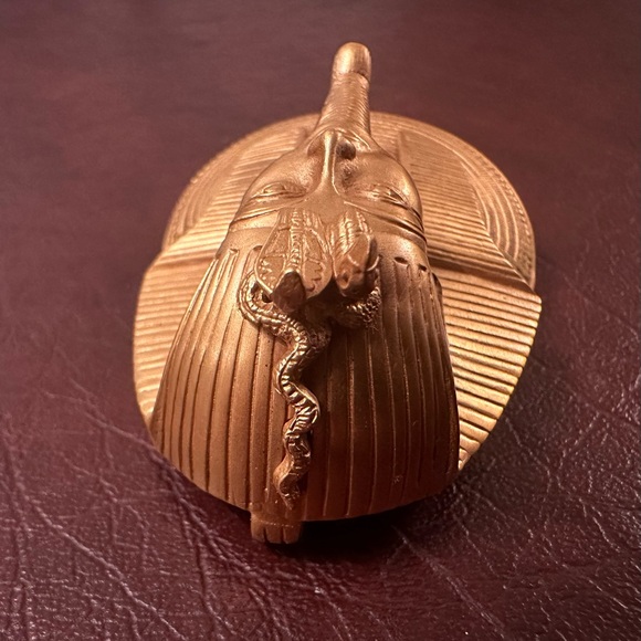 Gold plated King Tut mask pendant on plexiglass stand, 1976, Vintage - Picture 6 of 7